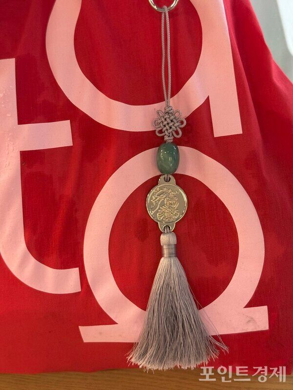 10일 오전 11시께 창경궁 풍경. 궁패스(궁중문화축전 축제 기간동안 무한입장) 노리개. /사진=명은별