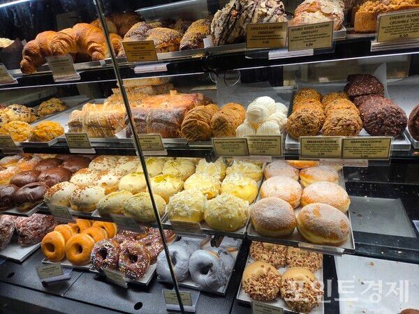 캐나다 밴쿠버의 Bute St의 한 카페에 빵들이 진열되어 있다. /사진=김선영