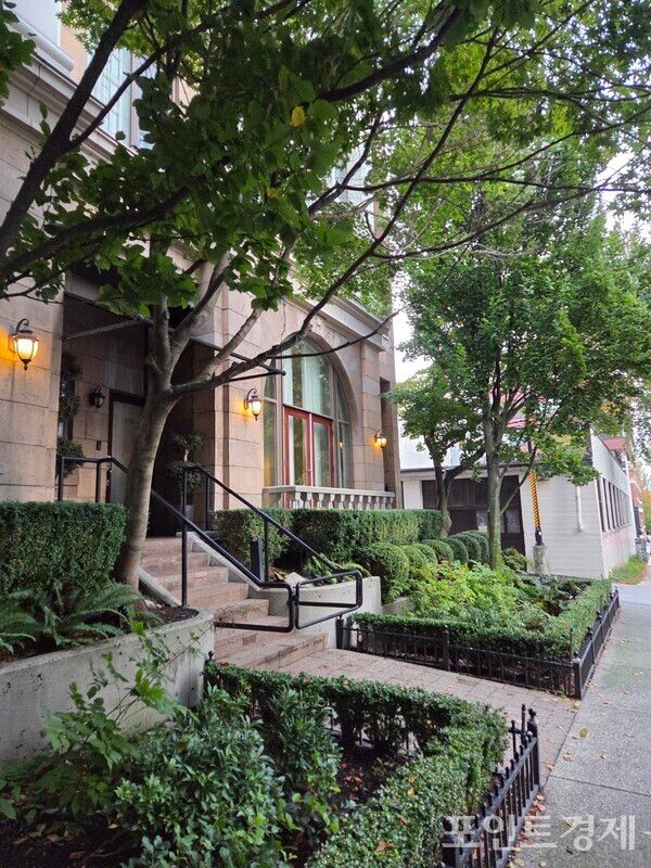 캐나다 밴쿠버의 거리에 보이는 한 건물 입구 /사진=김선영