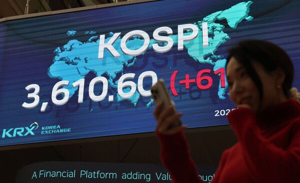 코스피가 전 거래일(3549.21)보다 61.39포인트(1.73%) 오른 3610.60에 마감한 10일 오후 서울 여의도 한국거래소 전광판에 지수가 표시되고 있다. /사진=뉴시스