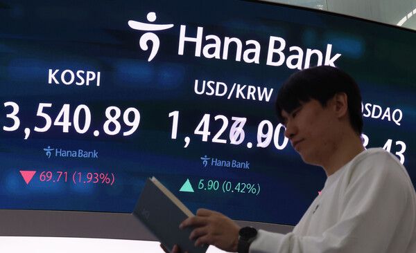 13일 오전 서울 중구 하나은행 딜링룸에서 딜러들이 업무를 보고 있다. /사진=뉴시스