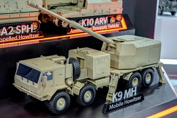 한화는&nbsp;미국&nbsp;워싱턴DC에서&nbsp;13~15일&nbsp;열리는&nbsp;'AUSA&nbsp;2025'&nbsp;전시회에서&nbsp;K9&nbsp;자주포&nbsp;등을&nbsp;앞세워&nbsp;미국과&nbsp;안보&nbsp;및&nbsp;경제&nbsp;협력&nbsp;강화를&nbsp;모색한다.&nbsp;한화의&nbsp;부스&nbsp;전경. /한화에어로스페이스 제공