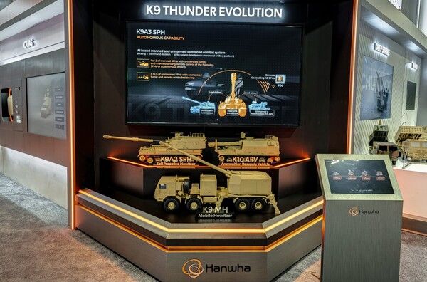 한화에어로스페이스가&nbsp;미&nbsp;육군&nbsp;자주포&nbsp;현대화&nbsp;사업에&nbsp;제안할&nbsp;차륜형&nbsp;K9A2&nbsp;자주포의&nbsp;모형이&nbsp;미국&nbsp;워싱턴DC에서&nbsp;13~15일&nbsp;열리는&nbsp;'AUSA&nbsp;2025'&nbsp;전시회&nbsp;부스에&nbsp;전시돼&nbsp;있다. /한화에어로스페이스 제공