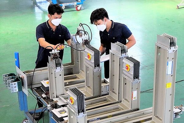 LS에코에너지 베트남 호찌민 법인 작업자가 버스덕트를 점검하고 있다. /LS에코에너지 제공