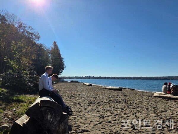 13일(현지시간) 캐나다 밴쿠버 잉글리시 베이 비치(English Bay Beach)에 앉아 쉬는 사람들 /사진=김선영&nbsp;&nbsp;ⓒ포인트경제