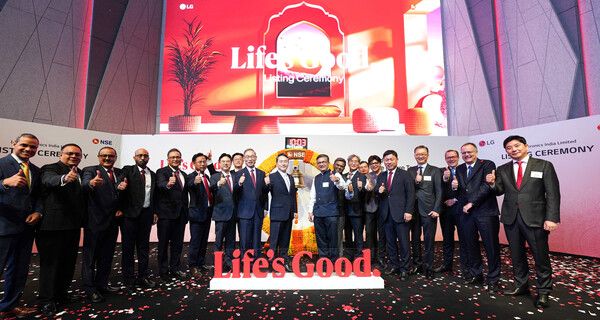 LG전자 인도법인이 14일(현지시간) 인도 뭄바이 국립증권거래소(NSE)에서 거래를 시작했다. 상장식에는LG전자 조주완 CEO와 NSE 아쉬쉬 차우한 CEO를 포함한 경영진 및 주요 인사가 참석했다. 이 자리에서 LG전자는 인도 시장에서의 미래 비전과 국민가전 라인업을 공개했다. /LG전자 제공