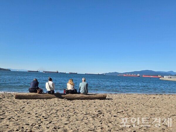 13일(현지시간) 캐나다 밴쿠버 잉글리시 베이 비치(English Bay Beach)에서 바다를 바라보고 있는 사람들 /사진=김선영&nbsp;ⓒ포인트경제