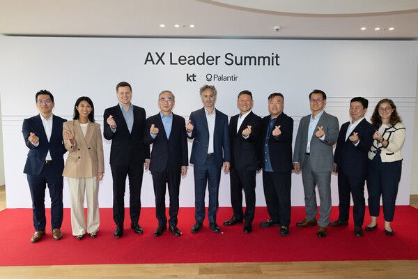 T 김영섭 대표(왼쪽 네 번째)와 팔란티어 알렉스 카프 CEO(오른쪽 여섯 번째)가 한국에서의 첫 CEO 회동을 마치고 양 사 임원들과 기념사진을 촬영하고 있다. /KT 제공