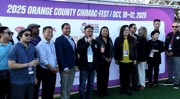 치 찰리 응우엔(Chi Charlie Nguyen) 웨스트민스터시 시장(왼쪽에서 여섯 번째)이 축사를 하고 있다.&nbsp;/참컴USA