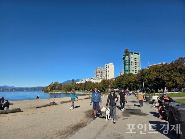 13일(현지시간) 캐나다 밴쿠버&nbsp;선셋비치(Sunset Beach)에서 산책하는 사람들 /사진=김선영&nbsp;ⓒ포인트경제