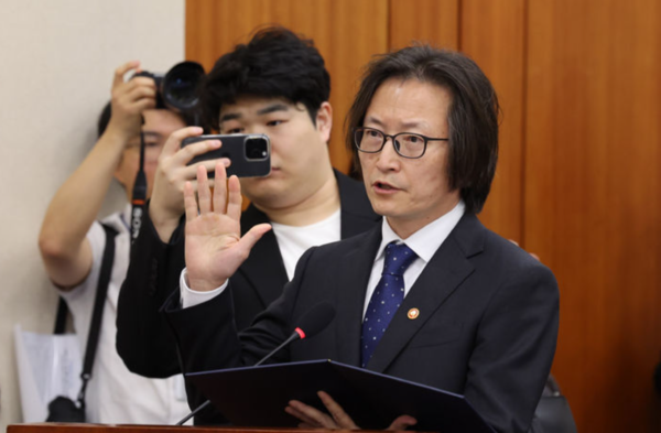 주병기 공정거래위원장이 14일 오전 서울 여의도 국회에서 열린 국정감사에서 증인 선서를 하고 있다.