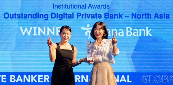 이날 시상식에서 개인부문을 수상한 이준순 Gold PB부장(사진 왼쪽)과 박신정 VIP PB부장(사진 오른쪽)이 상패를 들고 기념촬영을 하고 있다. /하나은행 제공