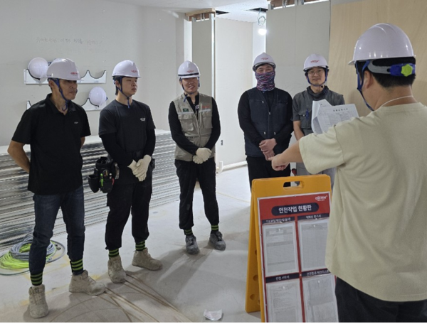 오스템임플란트 인테리어 시공팀이 현장 작업 전 안전 교육을 하는 모습.