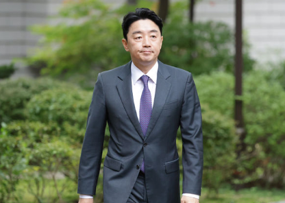 강훈식 대통령비서실장이 지난 12일 오후 서울 종로구 국무총리공관에서 열린 고위당정협의회에 참석하기 위해 회의장으로 향하고 있다. /사진=뉴시스