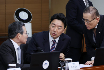 강훈식(가운데) 비서실장이 지난 13일 서울 용산 대통령실 청사에서 열린 수석보좌관회의에서 위성락(오른쪽) 국가안보실장, 김용범 정책실장과 대화하고 있다. /사진=뉴시스