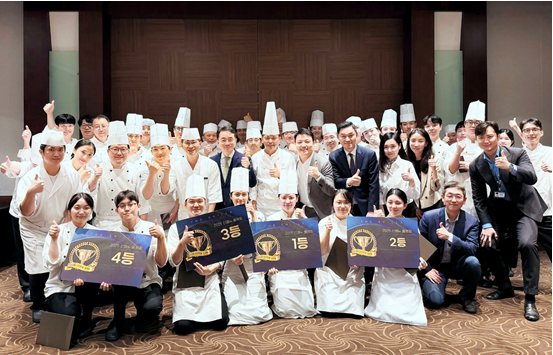 서울신라호텔 시즌 신메뉴 경진대회에서 참가자들이 기념 사진을 촬영하고 있다 / 서울신라호텔 제공 (포인트경제)