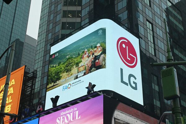 LG전자가 현지시각 14일부터 24일까지 미국 뉴욕 타임스스퀘어와 영국 런던 피카딜리광장 옥외전광판에서 '세계 식량의 날'을 기념한 캠페인 영상을 상영한다. 사진은 미국 뉴욕 타임스스퀘어에서 국제연합식량농업기구(UNFAO)가 '더 나은 음식과 더 나은 미래를 위해 손을 맞잡고'를 주제로 제작한 영상이 상영되는 모습.&nbsp;