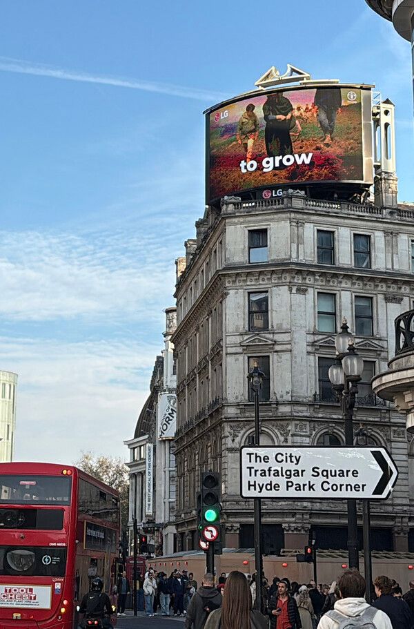 영국 런던 피카디리광장에서 국제연합식량농업기구(UNFAO)가 '더 나은 음식과 더 나은 미래를 위해 손을 맞잡고'를 주제로 제작한 영상이 상영되는 모습.