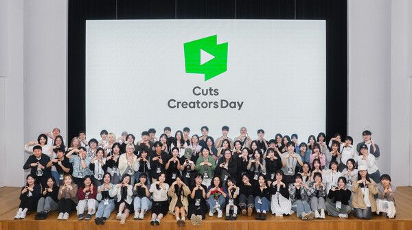 네이버웹툰 컷츠 크리에이터스 1기 창작자들과 관계자들이 기념촬영을 하고 있다.