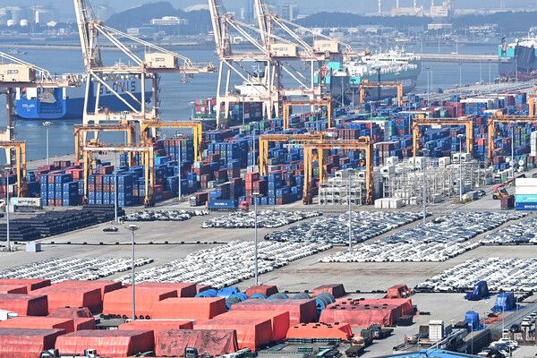 지난&nbsp;1일 수출입 컨테이너가 쌓여있는 경기 평택항 모습 /사진=뉴시스