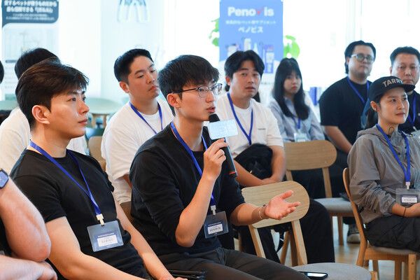 지난 18일 진행된 ‘라운드업리그’ 인사이트 트립에서 지압슬리퍼 브랜드 ‘밸롭’ 관계자가 일본 시장 진출 전략과 관련해 현지 전문가와 논의하고 있다. /네이버 제공