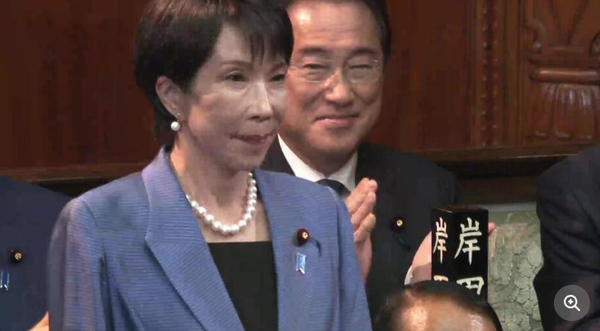 다카이치 사나에(高市 早苗) 신임 총리가 국회 본회의에서 제104대 총리로 선출된 직후 자리에서 일어나고 있다/FNN프라임 갈무리(포인트경제)