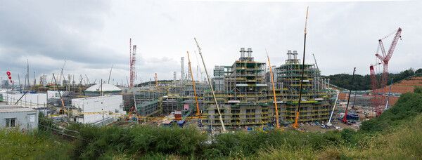 S-OIL 샤힌 프로젝트 건설 현장. (사진 왼쪽) 원유를 정제해서 석유화학 원료를 생산하는 TC2C, 높이 118미터의 프로필렌 분리타워, 연간 180만톤의 에틸렌을 생산하는 스팀크래커 등이 자리를 잡고 있는 모습 /S-OIL 제공