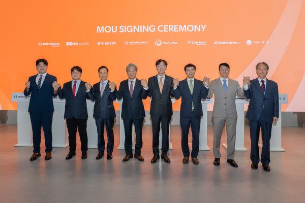 21일&nbsp;경기&nbsp;고양시&nbsp;'서울&nbsp;국제&nbsp;항공우주&nbsp;방위산업&nbsp;전시회(ADEX)&nbsp;2025'&nbsp;한화에어로스페이스&nbsp;부스에서&nbsp;열린&nbsp;수출사업&nbsp;협력을&nbsp;위한&nbsp;포괄적&nbsp;업무협약&nbsp;체결식에서&nbsp;관계자들이&nbsp;기념촬영하고&nbsp;있다.&nbsp;왼쪽부터&nbsp;김상완&nbsp;동성전기&nbsp;대표,&nbsp;도용환&nbsp;디앤비&nbsp;대표,&nbsp;이종인&nbsp;원진엠앤티&nbsp;사장,&nbsp;류하열&nbsp;영풍전자&nbsp;대표,&nbsp;차준호&nbsp;한화에어로스페이스&nbsp;구매실장,&nbsp;배성규&nbsp;단암시스템즈&nbsp;상무,&nbsp;박진수&nbsp;보국강업&nbsp;대표,&nbsp;이복우&nbsp;혜동&nbsp;대표.