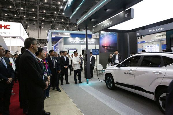 한화 건설부문,&nbsp;차세대 천장형 전기차 충전 시스템 ‘EV air station’ 공개 /한화 건설부문 제공