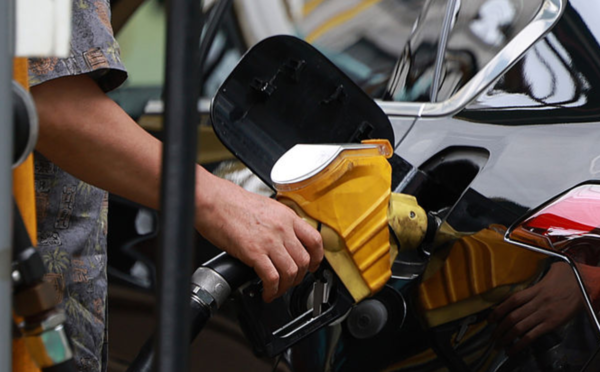 서울 시내의 한 주유소에서 한 시민이 주유를 하고 있다. /사진=뉴시스