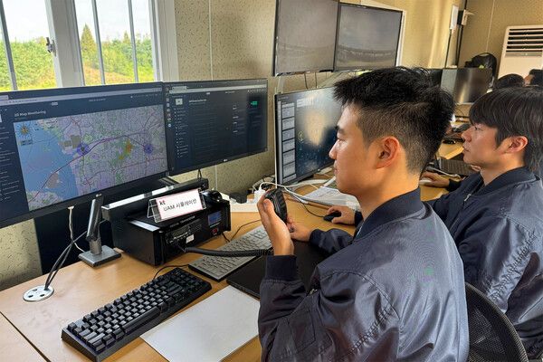 KT 직원들이 인천 아라뱃길 구간에서 UAM의 주요 기술요소를 점검하는 모습 /KT 제공