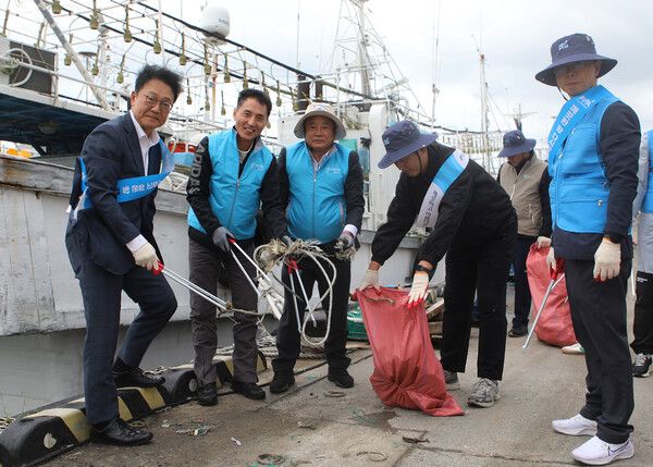경주 감포항 플로깅 /Sh수협은행 제공