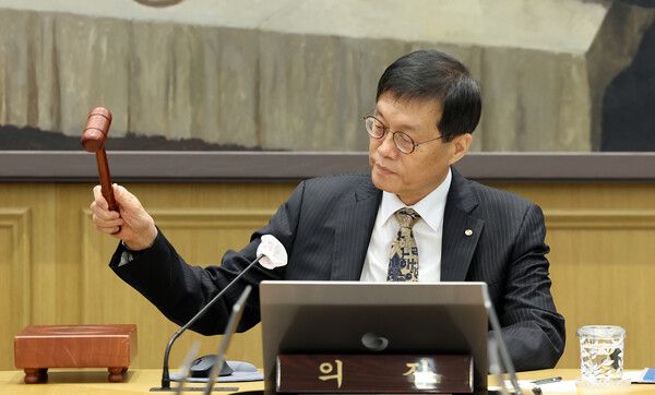 이창용 한국은행 총재가 23일 오전 서울 중구 한국은행 본관에서 열린 금융통화위원회 본회의에서 의사봉을 두드리고 있다. /사진=뉴시스