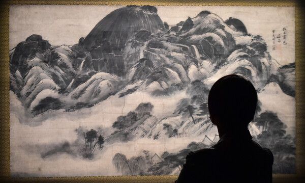 고(故) 이건희 회장 컬렉션 특별전 ‘어느 수집가의 초대’의 개막을 하루 앞둔 지난 2023년 4월 10일 오전 국립대구박물관에서 열린 사전공개행사에 참석한 문화계 인사 및 언론인 등이 전시품을 감상하고 있다. /사진=뉴시스