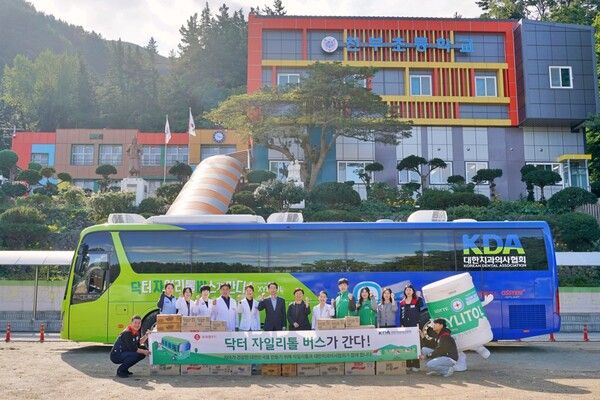 울릉도 천부초등학교에서 닥터자일리톨버스 캠페인을 기념해 의료진과 관계자들이 기념사진을 촬영하고 있다.