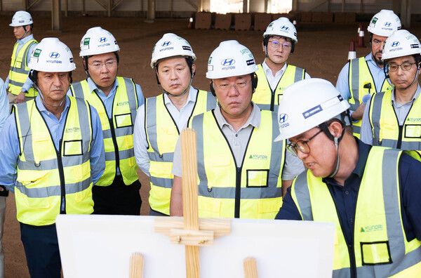 정의선 회장(가운데), 호세 무뇨스 사장(왼쪽에서 첫번째)이 박원균 HMMME 법인장에게 사우디 신공장 건설 진행 현황을 들으며, 공장을 둘러보고 있다 / 현대차그룹 제공 (포인트경제)