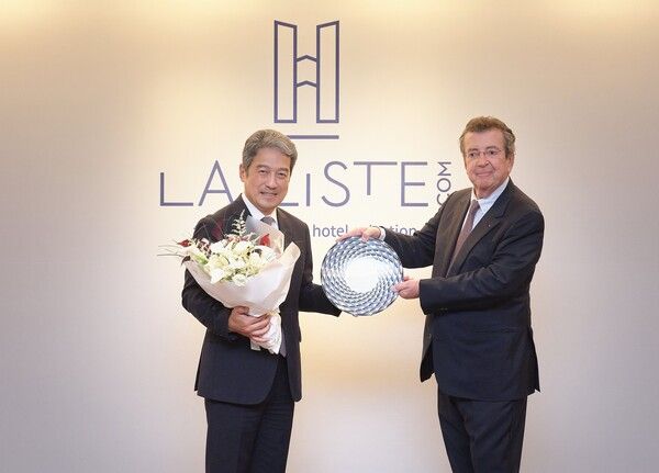 ‘라 리스트 2025 호텔 한국 시상식’에 참석한 (사진 왼쪽)이정호 호텔신라 호텔&레저부문 부문장 부사장과 필립 포르 라 리스트 대표