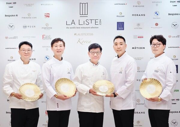 ‘라 리스트 2026 레스토랑 한국 시상식’에 참석한 서울신라호텔 셰프들. (사진 왼쪽부터) 팔선 주홍삼 셰프, 아리아께 정종술 셰프, 라연 김성일 셰프, 라연 차도영 셰프, 콘티넨탈 김성현 셰프