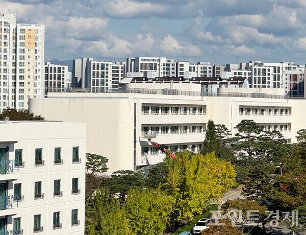 상산고등학교 수능 앞두고 외벽 페인트 공사 강행 / 제보자 ⓒ포인트경제