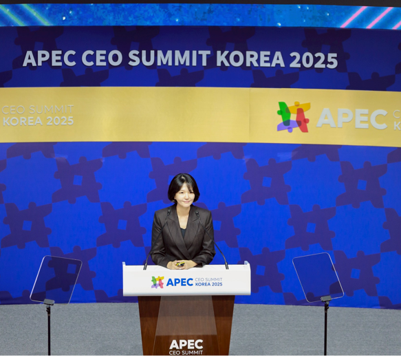 29일 오전, 최수연 네이버 대표가 'APEC CEO Summit'에서 기조 연설을 하고 있다.