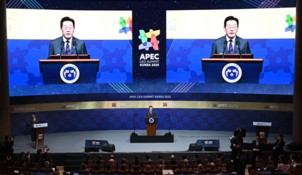 이재명 대통령이 29일 경북 경주예술의전당에서 열린 아시아태평양경제협력체(APEC) CEO 써밋에서 특별연설을 하고 있다 / 사진=뉴시스 (포인트경제)