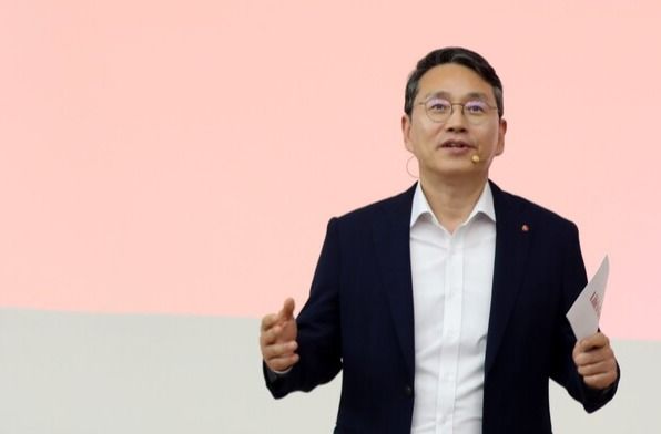 LG전자 조주완 CEO가 2일 부산대학교 기계관에서 재학생 300명에게 CEO 특강을 진행하고 있는 모습.&nbsp; //LG전자 제공
