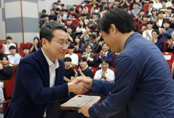 조주완 CEO가 부산대와의 산학협력 30주년 기념 감사패를 받고 있는 모습. /LG전자 제공