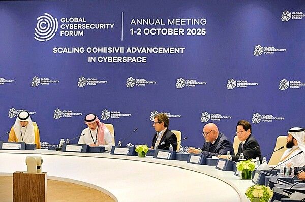 안랩 강석균 대표(우측에서 두 번째)가 사우디아라비아 리야드에서 열린 'GCF 2025'의 SITE&nbsp;주관 'Cyber CxO Meeting'에 참가했다.&nbsp;/안랩 제공