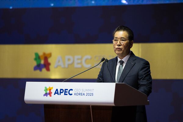 30일 포스코그룹 장인화 회장이 APEC CEO Summit이 열리는 경주 예술의전당에서 기조연설을 하고 있다.