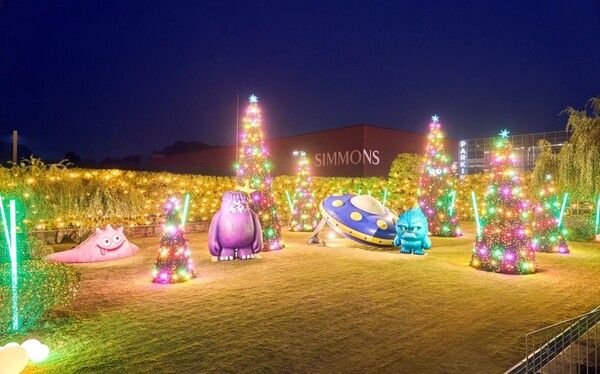 시몬스 침대, 크리스마스 트리 및 일루미네이션과&nbsp;몬스터 캐릭터가 조성된 시몬스 테라스 / 시몬스 제공 (포인트경제)