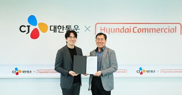 지난 30일 서울시 영등포구&nbsp;소재 현대커머셜 본사에서 열린 CJ대한통운-현대커머셜 상생금융 제휴 협약식에서 최갑주 CJ대한통운 더운반그룹장(오른쪽)과 김재완 현대커머셜 산업금융본부장이 기념사진을 찍고 있다. /CJ대한통운