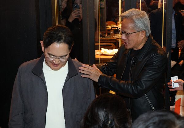 젠슨 황 엔비디아 최고경영자가 30일 서울 강남구 깐부치킨 삼성점에서 이재용 삼성전자 회장, 정의선 현대차그룹 회장과 함께 '치맥' 회동 후 나서고 있다. /뉴시스