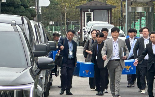 지난 2일 오후 대전 유성구 국가정보자원관리원 화재와 관련해 전담수사팀이 국정자원 압수수색물을 들고 차량으로 이동하고 있다. /사진=뉴시스