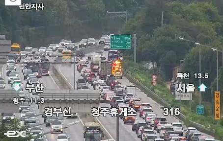 청주 휴게소 부근에서 차량들이 정체를 빚고 있다. /한국도로공사 고속도로 교통정보&nbsp;